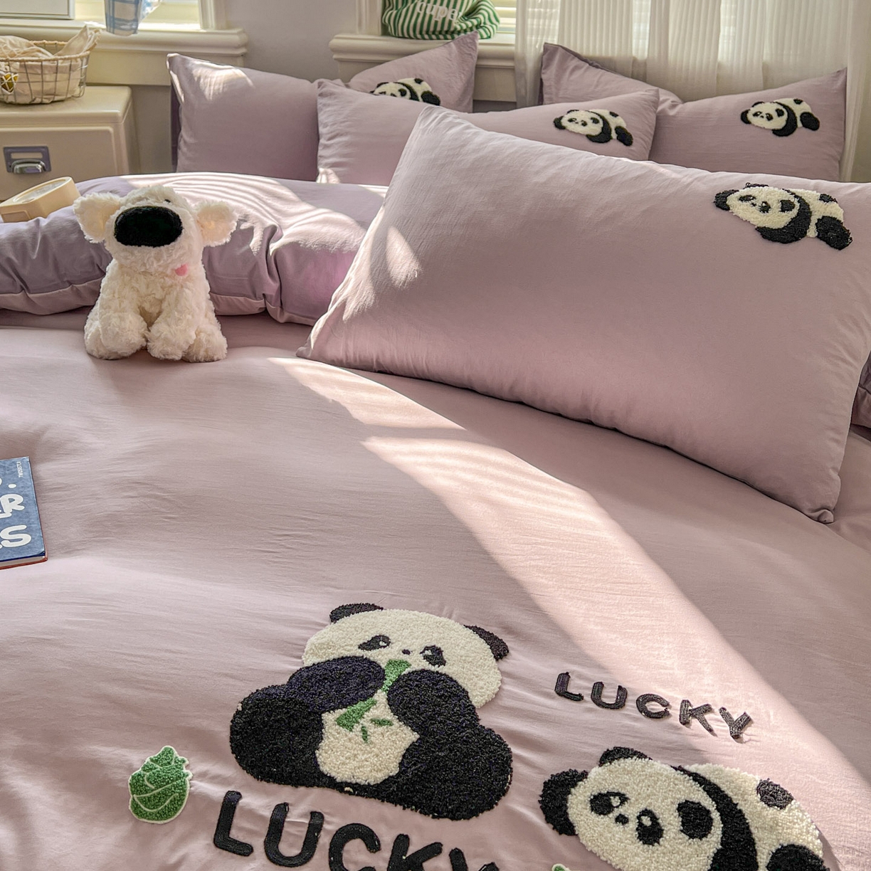 91家纺网 家纺一手货源 找家纺 一比一家纺 2026新款仿棉毛巾绣四件套 粉紫熊猫