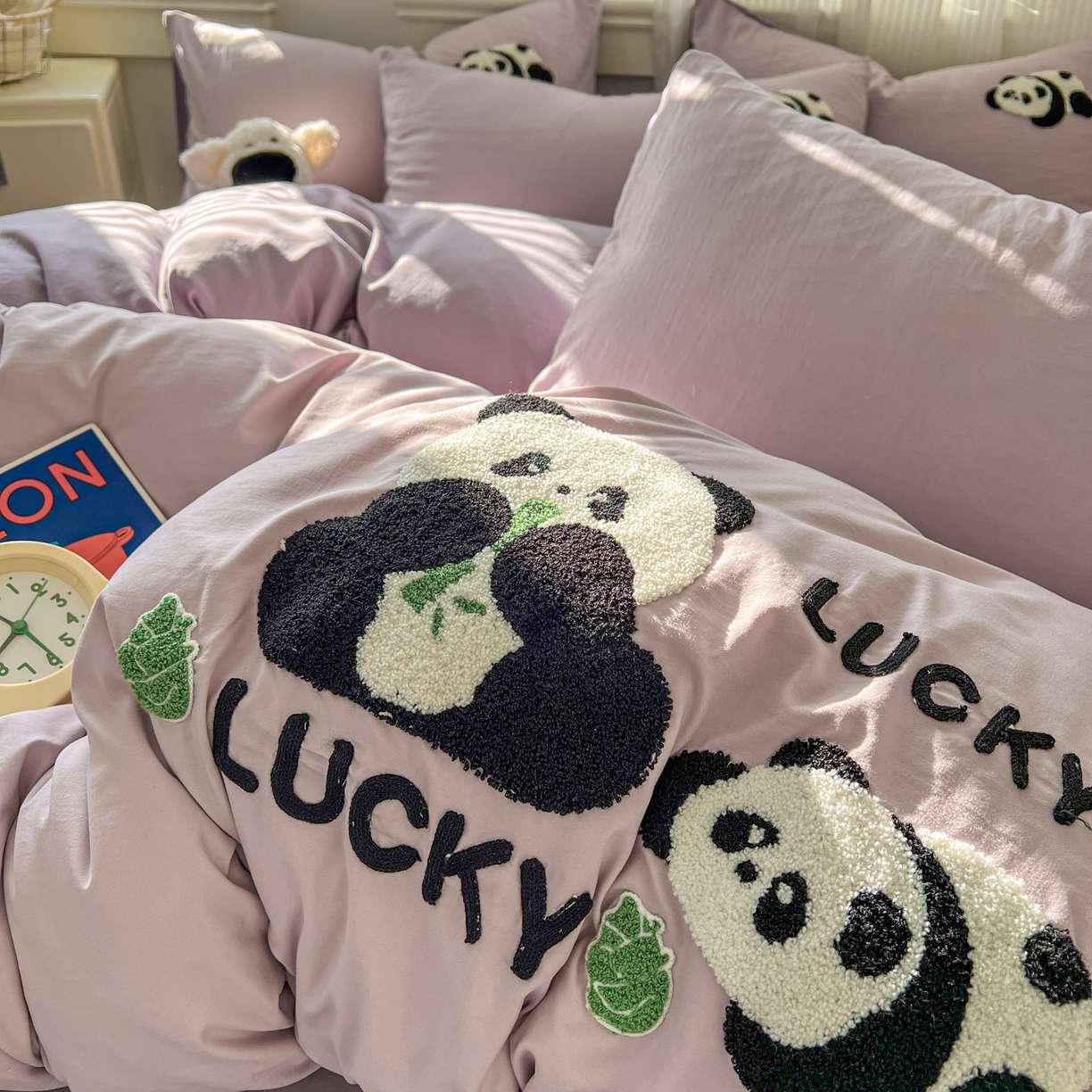 91家纺网 家纺一手货源 找家纺 一比一家纺 2026新款仿棉毛巾绣四件套 粉紫熊猫