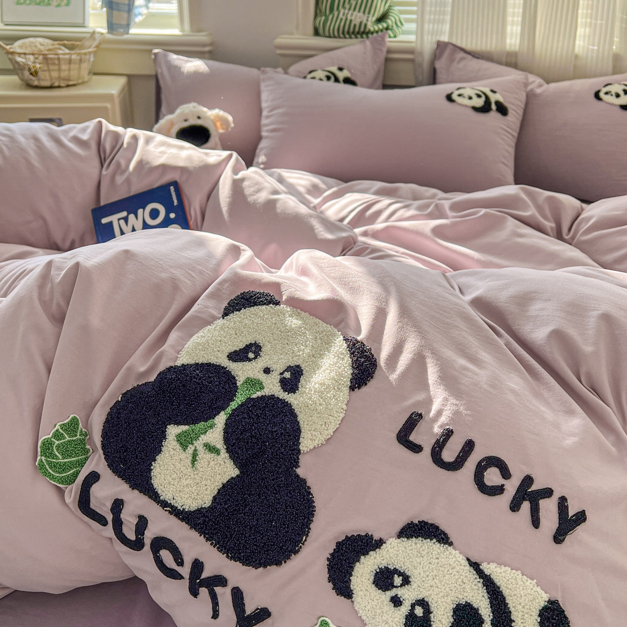91家纺网 家纺一手货源 找家纺 一比一家纺 2026新款仿棉毛巾绣四件套 粉紫熊猫