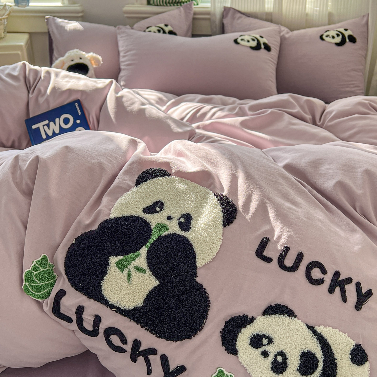 91家纺网 家纺一手货源 找家纺 一比一家纺 2026新款仿棉毛巾绣四件套 粉紫熊猫