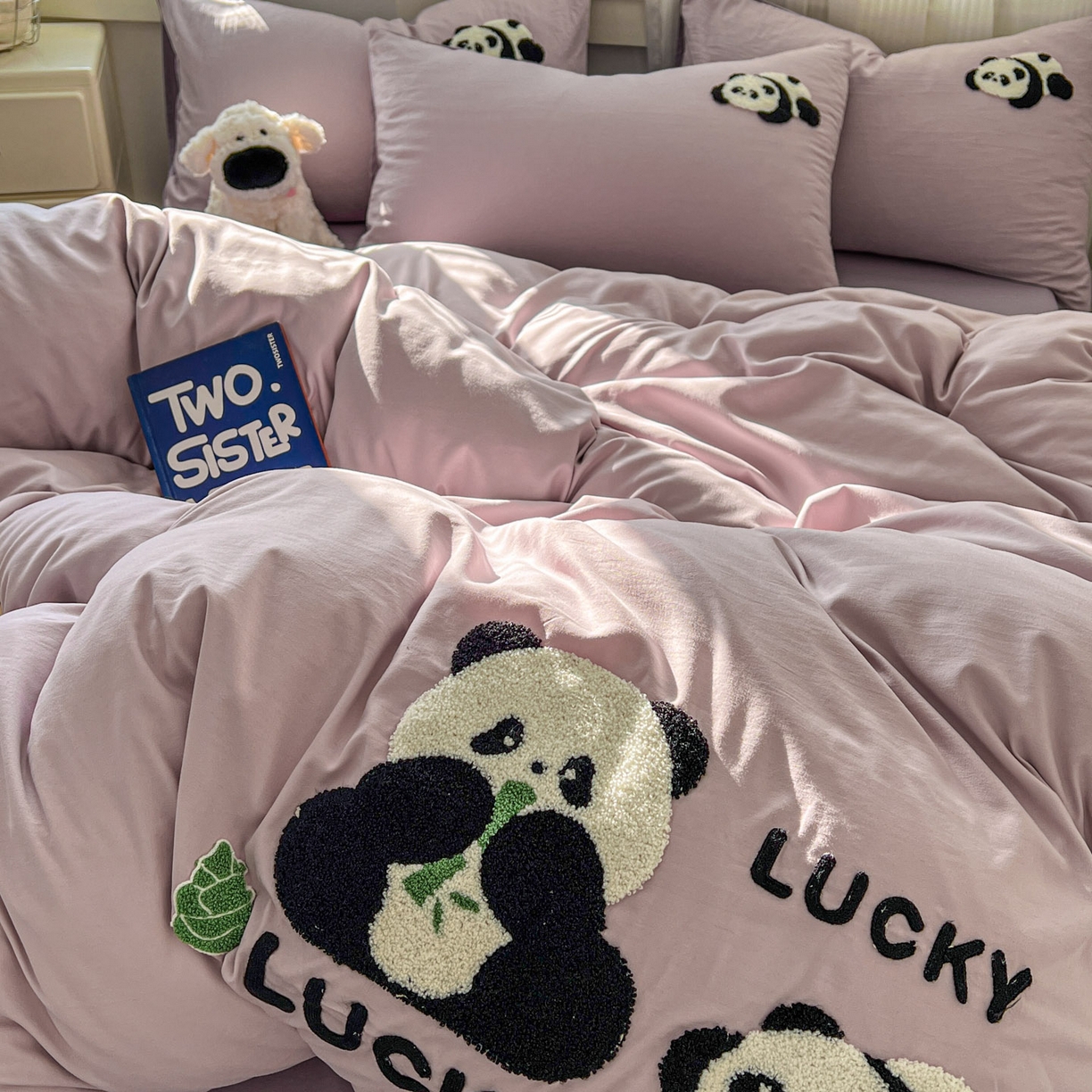 91家纺网 家纺一手货源 找家纺 一比一家纺 2026新款仿棉毛巾绣四件套 粉紫熊猫