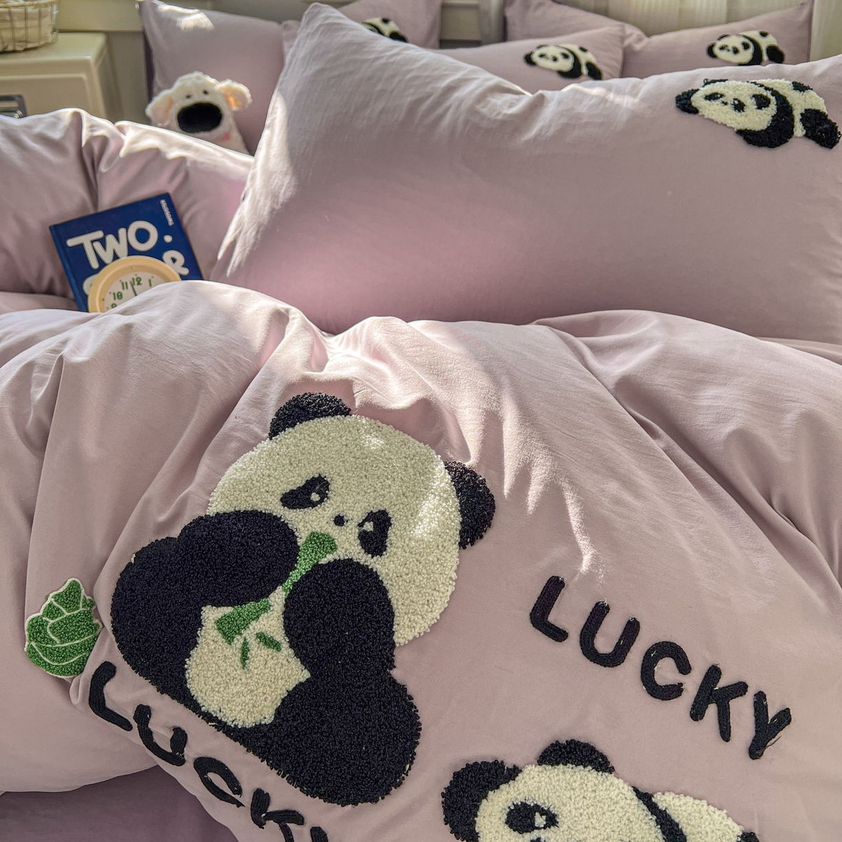 91家纺网 家纺一手货源 找家纺 一比一家纺 2026新款仿棉毛巾绣四件套 粉紫熊猫