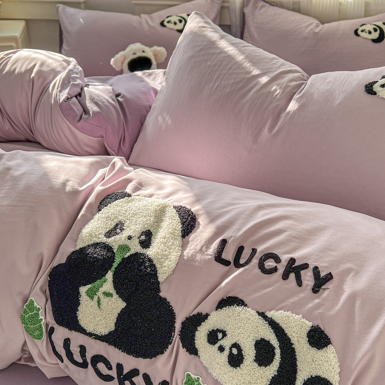 91家纺网 家纺一手货源 找家纺 一比一家纺 2026新款仿棉毛巾绣四件套 粉紫熊猫