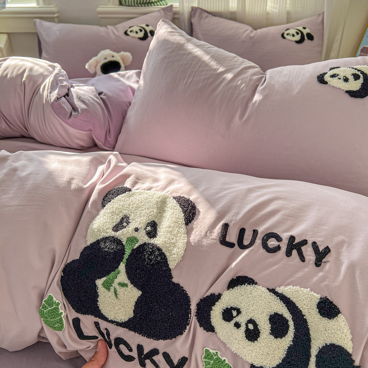 91家纺网 家纺一手货源 找家纺 一比一家纺 2026新款仿棉毛巾绣四件套 粉紫熊猫