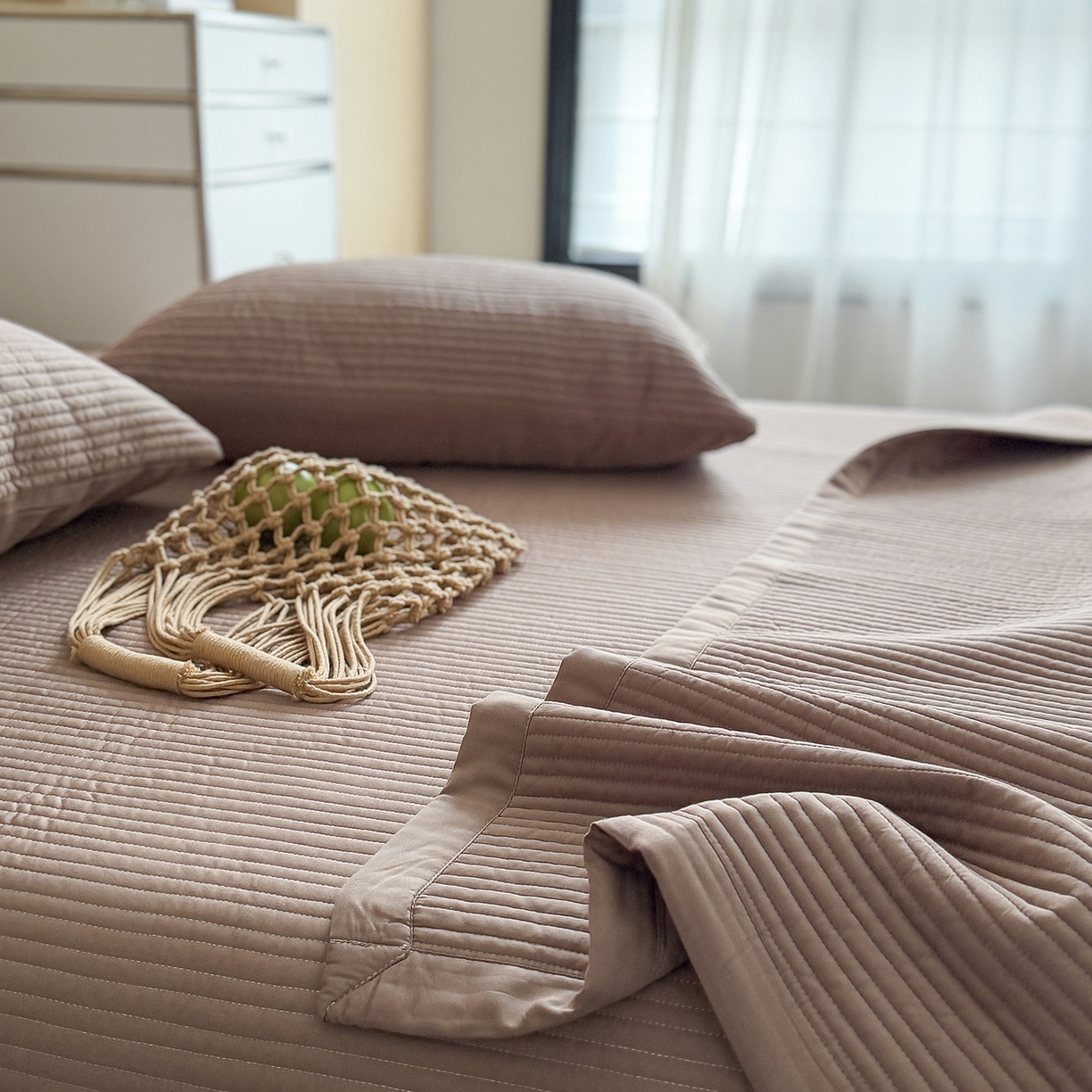 91家纺网 家纺一手货源 找家纺 漫调家纺 2026新款韩国莫代尔夏被床盖系列-宽边直条款 可可暖棕
