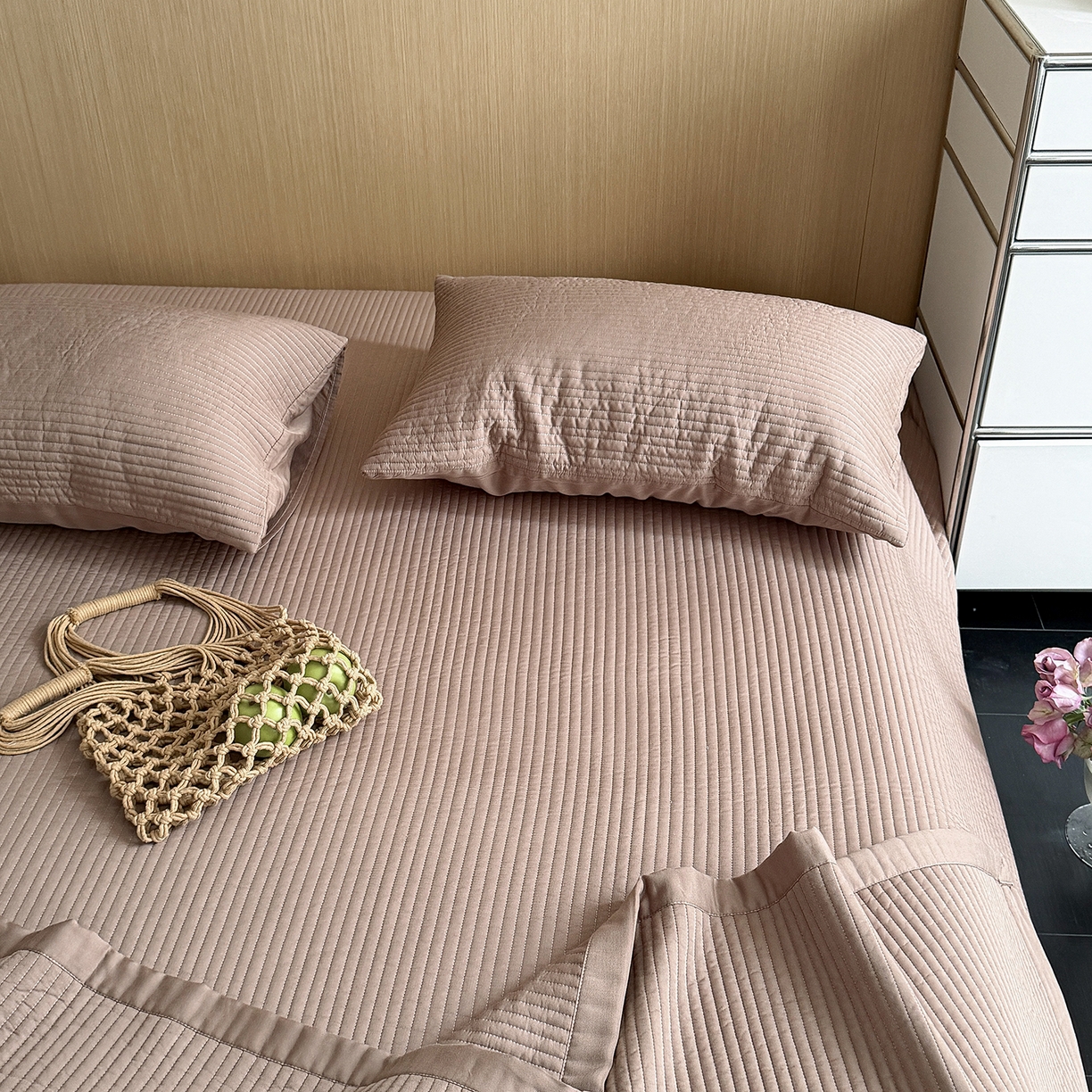 91家纺网 家纺一手货源 找家纺 漫调家纺 2026新款韩国莫代尔夏被床盖系列-宽边直条款 可可暖棕