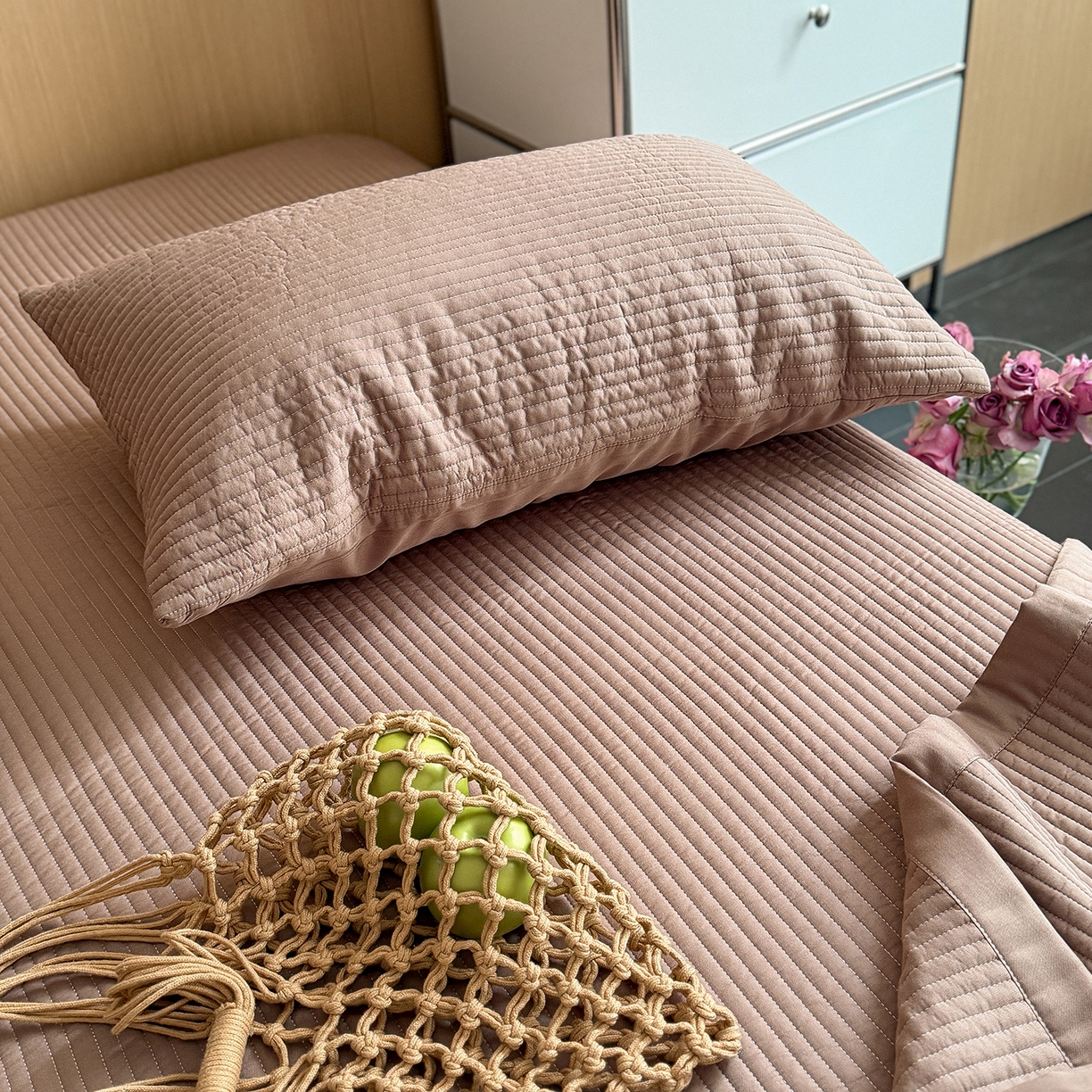 91家纺网 家纺一手货源 找家纺 漫调家纺 2026新款韩国莫代尔夏被床盖系列-宽边直条款 可可暖棕