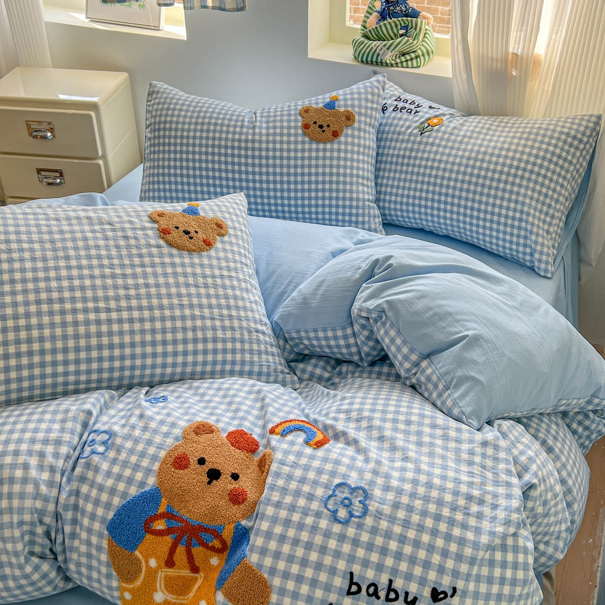 91家纺网 家纺一手货源 找家纺 一比一家纺 2026新款仿棉毛巾绣四件套 蓝格小熊