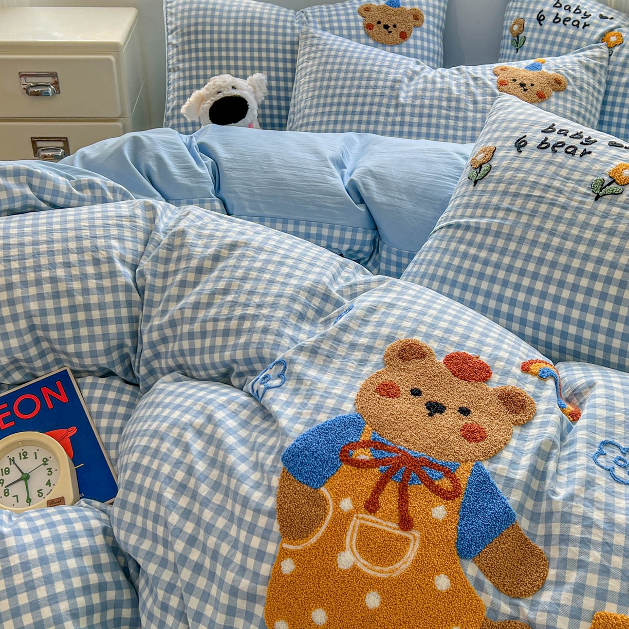 91家纺网 家纺一手货源 找家纺 一比一家纺 2026新款仿棉毛巾绣四件套 蓝格小熊