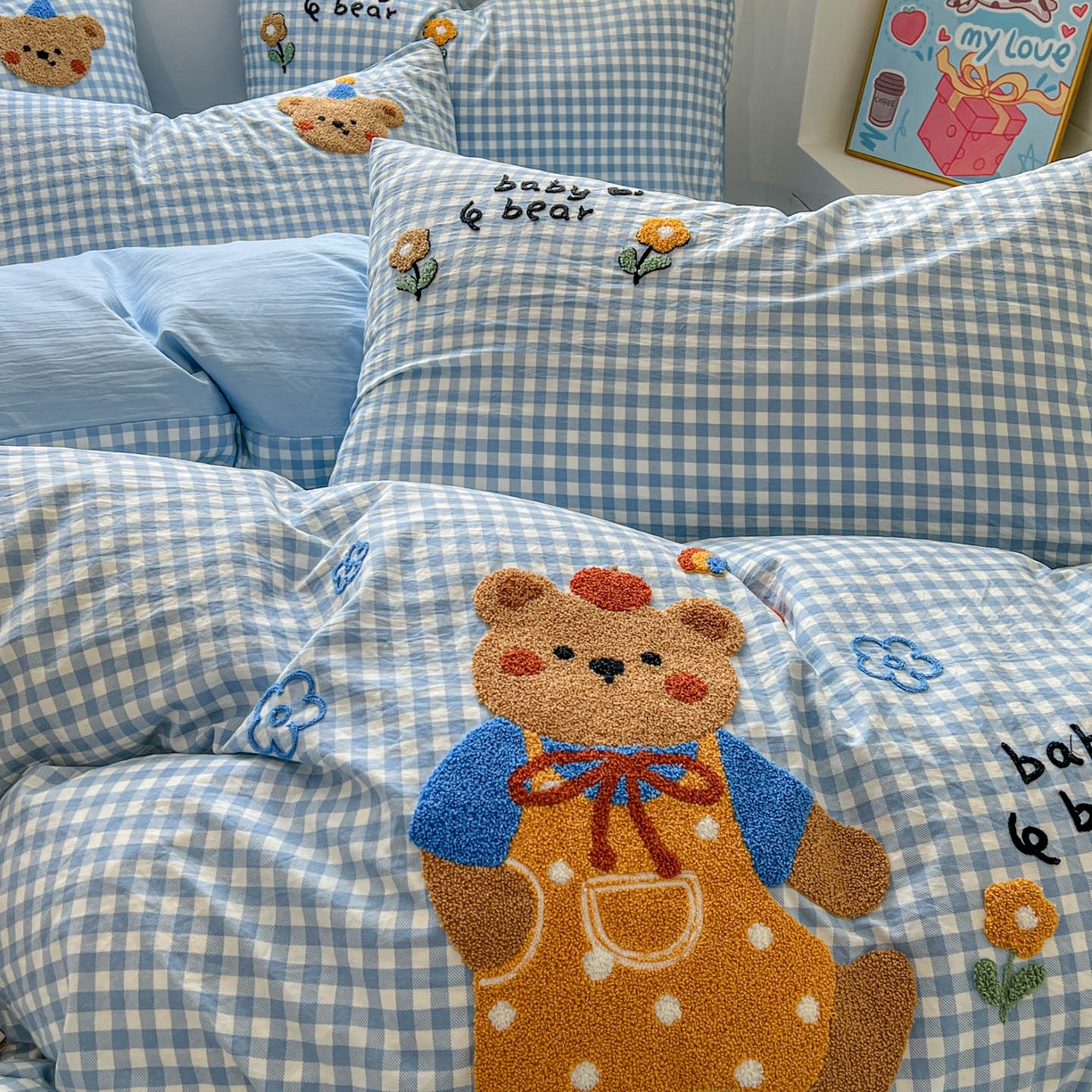 91家纺网 家纺一手货源 找家纺 一比一家纺 2026新款仿棉毛巾绣四件套 蓝格小熊