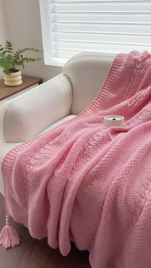 91家纺网 家纺一手货源 找家纺 丹本家纺 2026新款针织毛毯鹿毛绒纯色流苏航空休闲毯办公午睡盖毯多功能装饰毯 玫瑰粉