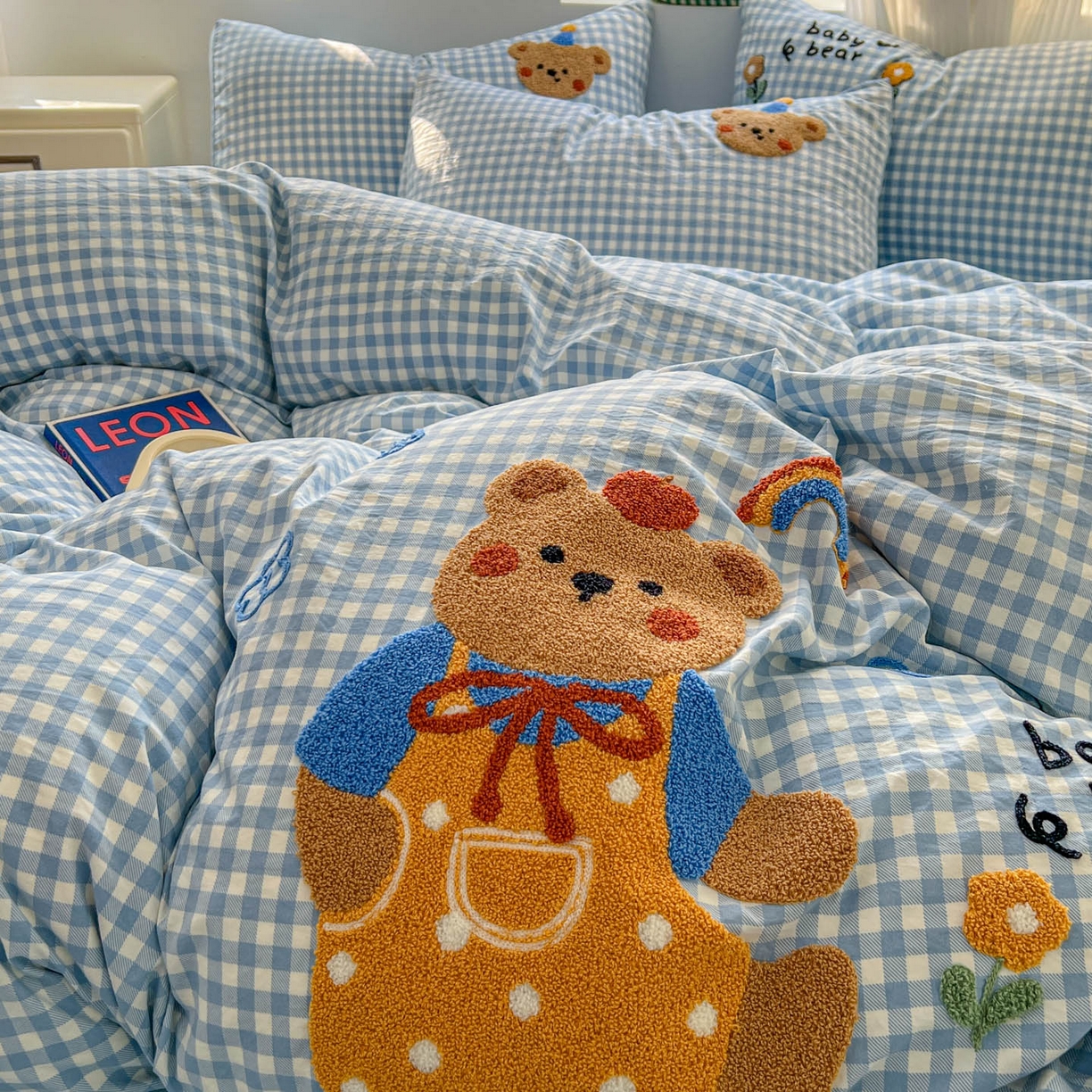 91家纺网 家纺一手货源 找家纺 一比一家纺 2026新款仿棉毛巾绣四件套 蓝格小熊