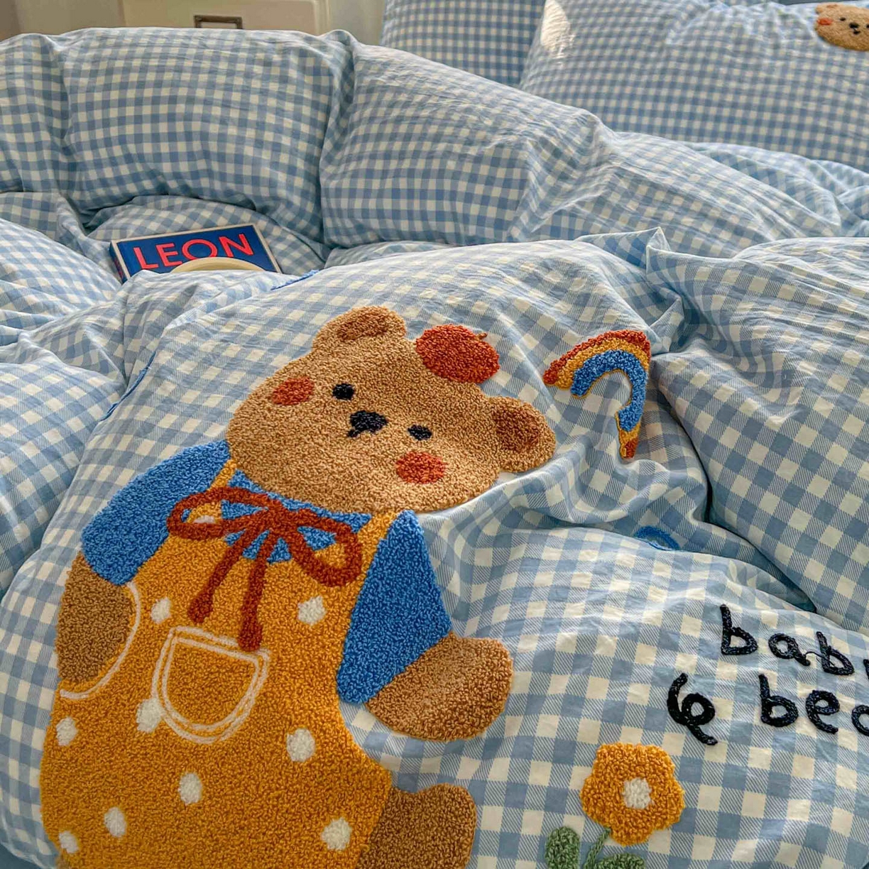 91家纺网 家纺一手货源 找家纺 一比一家纺 2026新款仿棉毛巾绣四件套 蓝格小熊