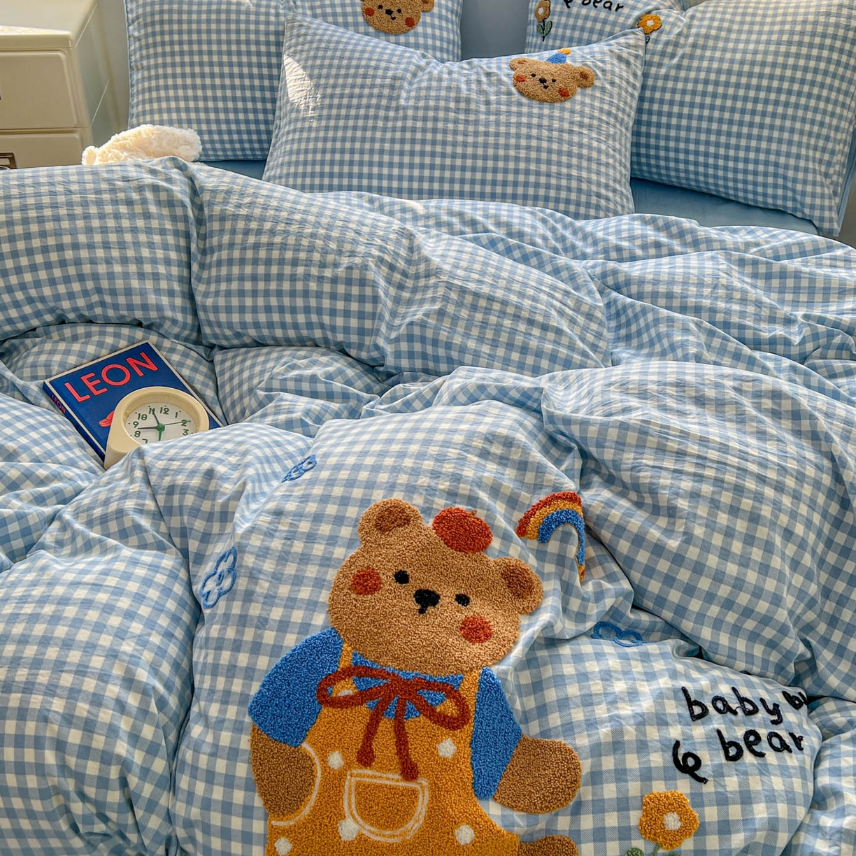 91家纺网 家纺一手货源 找家纺 一比一家纺 2026新款仿棉毛巾绣四件套 蓝格小熊