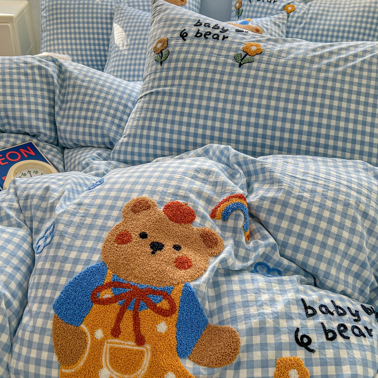 91家纺网 家纺一手货源 找家纺 一比一家纺 2026新款仿棉毛巾绣四件套 蓝格小熊