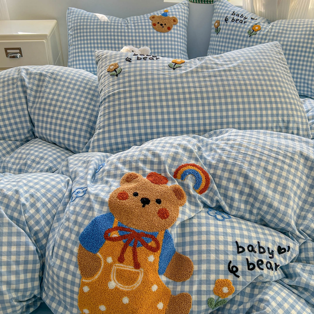 91家纺网 家纺一手货源 找家纺 一比一家纺 2026新款仿棉毛巾绣四件套 蓝格小熊