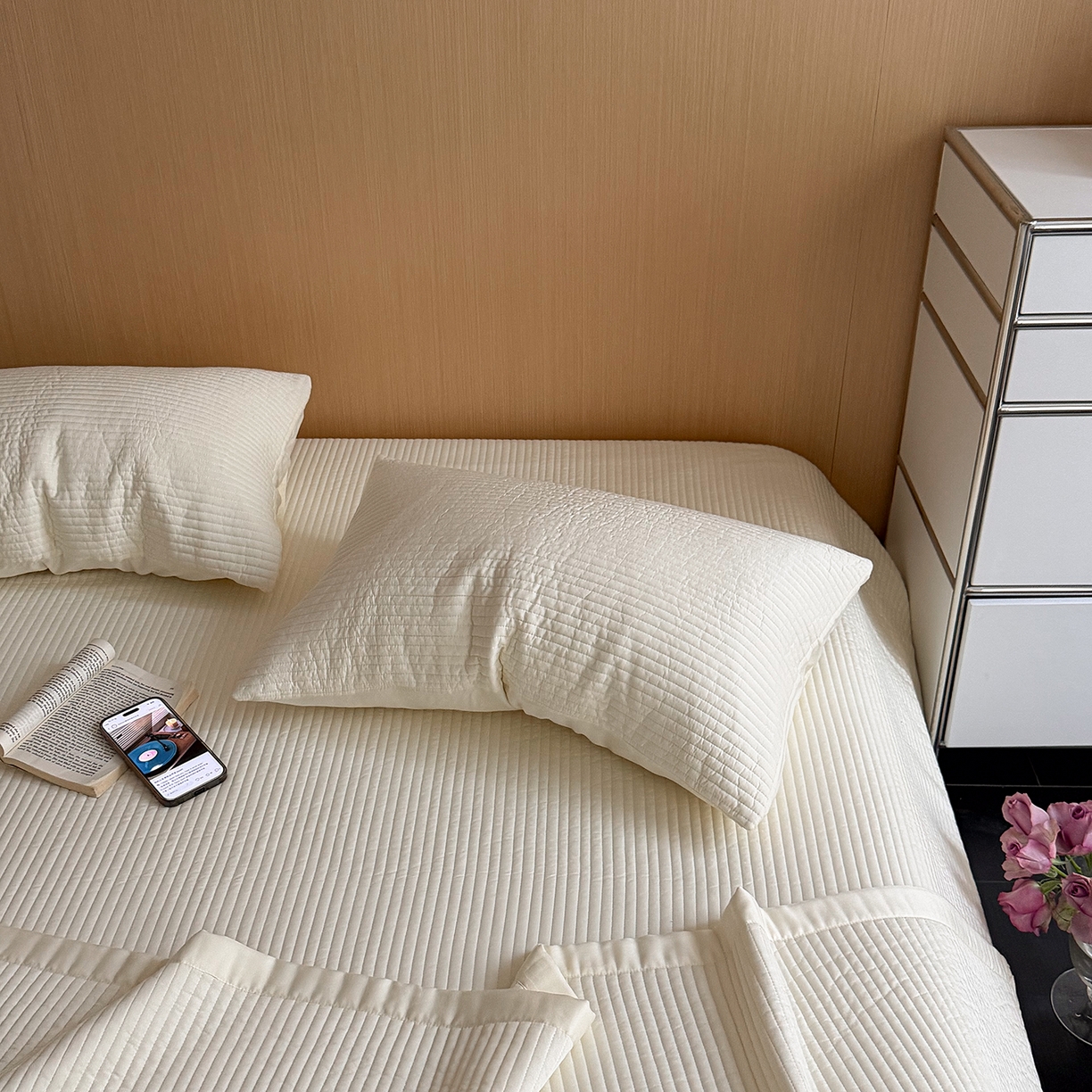 91家纺网 家纺一手货源 找家纺 漫调家纺 2026新款韩国莫代尔夏被床盖系列-宽边直条款 奶杏