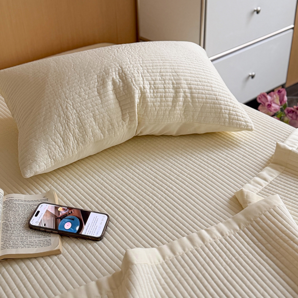 91家纺网 家纺一手货源 找家纺 漫调家纺 2026新款韩国莫代尔夏被床盖系列-宽边直条款 奶杏