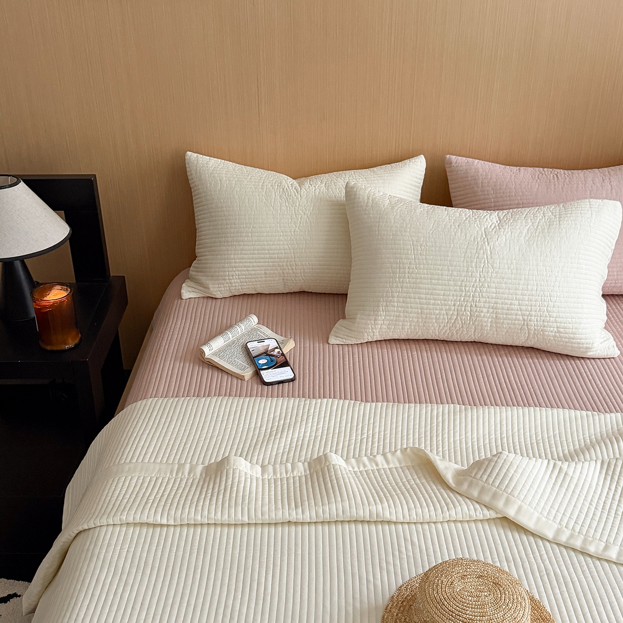 91家纺网 家纺一手货源 找家纺 漫调家纺 2026新款韩国莫代尔夏被床盖系列-宽边直条款 奶杏