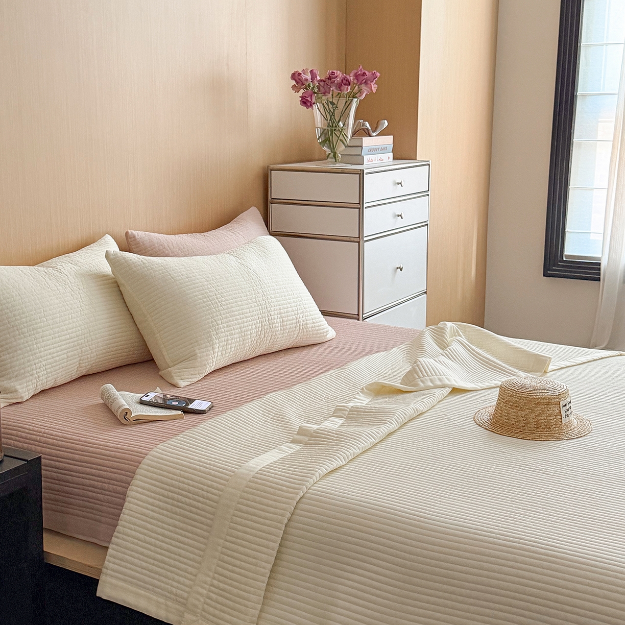 91家纺网 家纺一手货源 找家纺 漫调家纺 2026新款韩国莫代尔夏被床盖系列-宽边直条款 奶杏