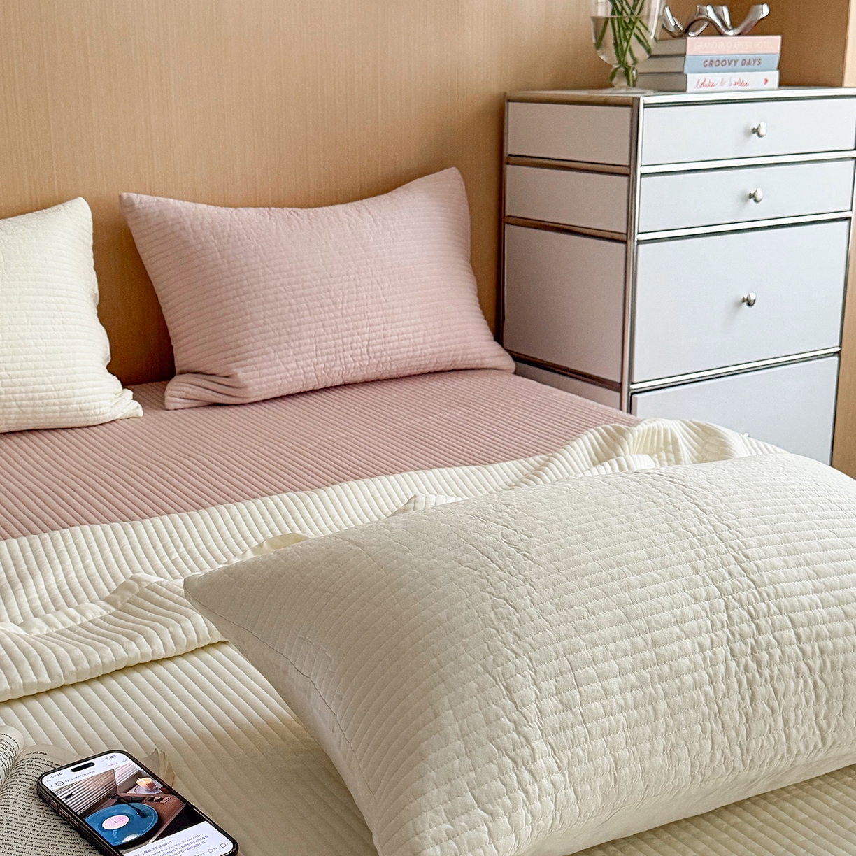 91家纺网 家纺一手货源 找家纺 漫调家纺 2026新款韩国莫代尔夏被床盖系列-宽边直条款 奶杏