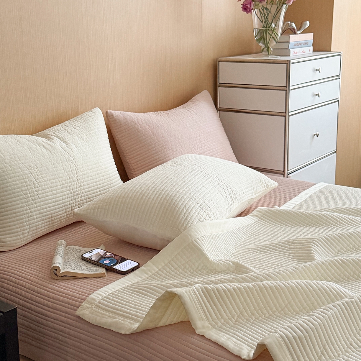 91家纺网 家纺一手货源 找家纺 漫调家纺 2026新款韩国莫代尔夏被床盖系列-宽边直条款 奶杏