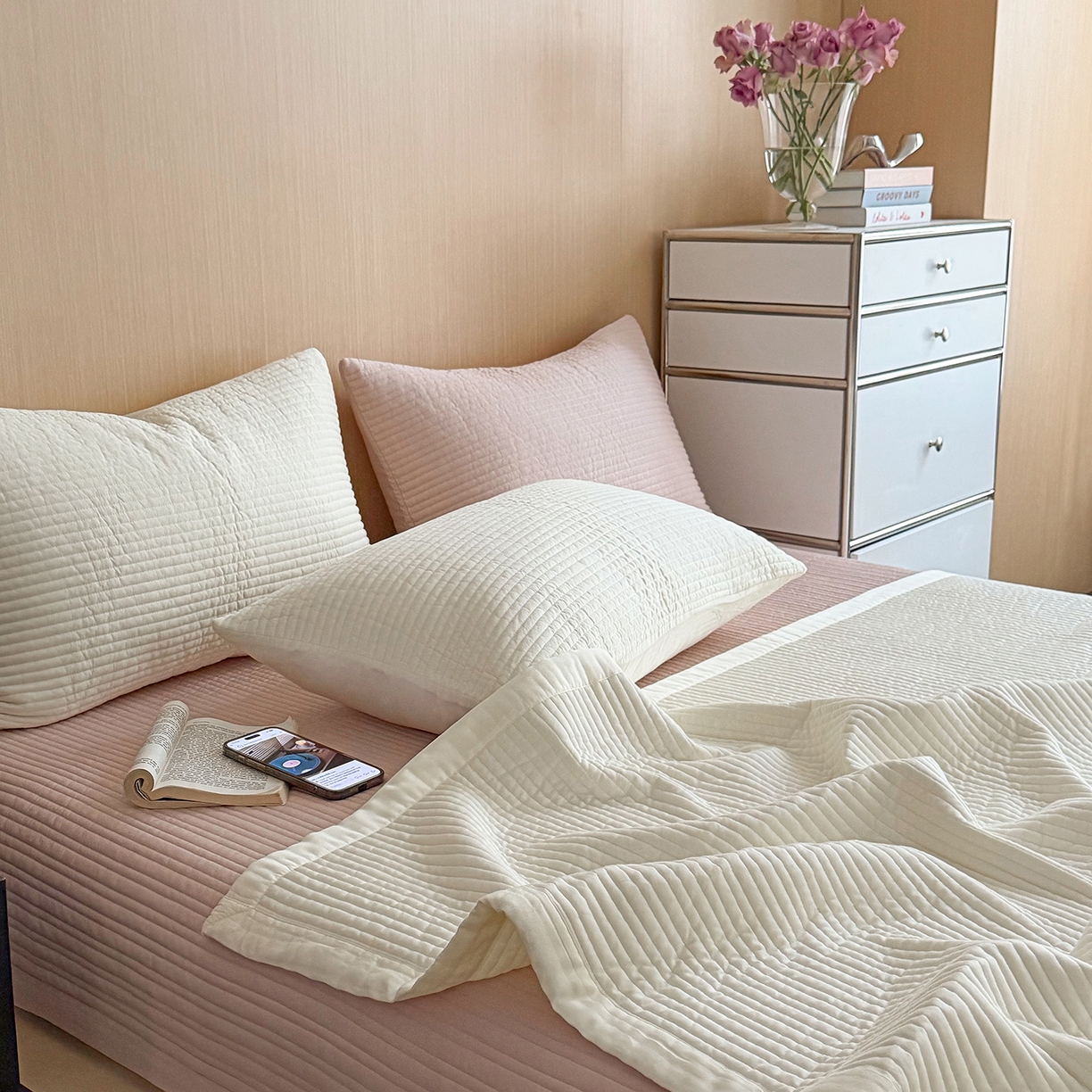 91家纺网 家纺一手货源 找家纺 漫调家纺 2026新款韩国莫代尔夏被床盖系列-宽边直条款 奶杏