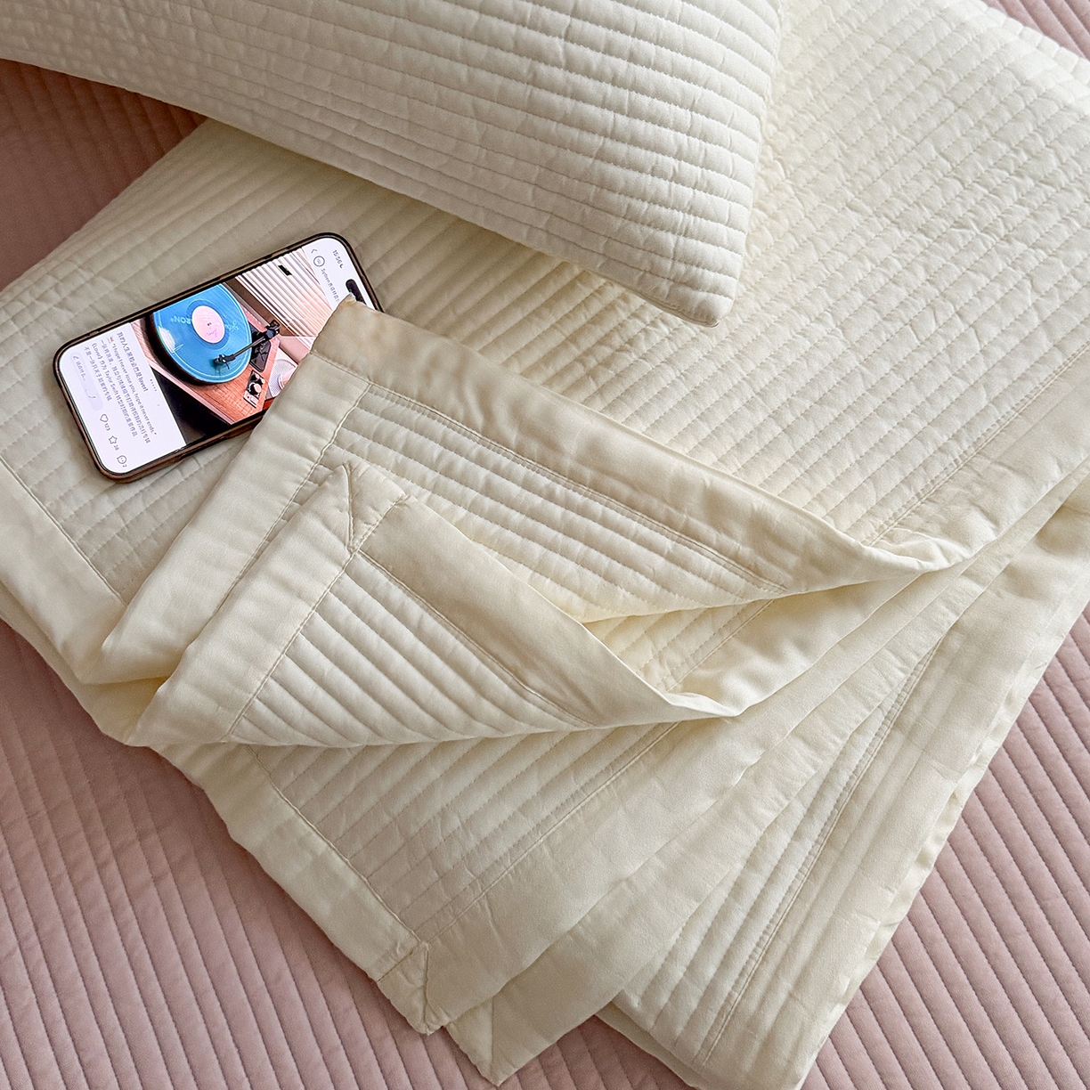 91家纺网 家纺一手货源 找家纺 漫调家纺 2026新款韩国莫代尔夏被床盖系列-宽边直条款 奶杏