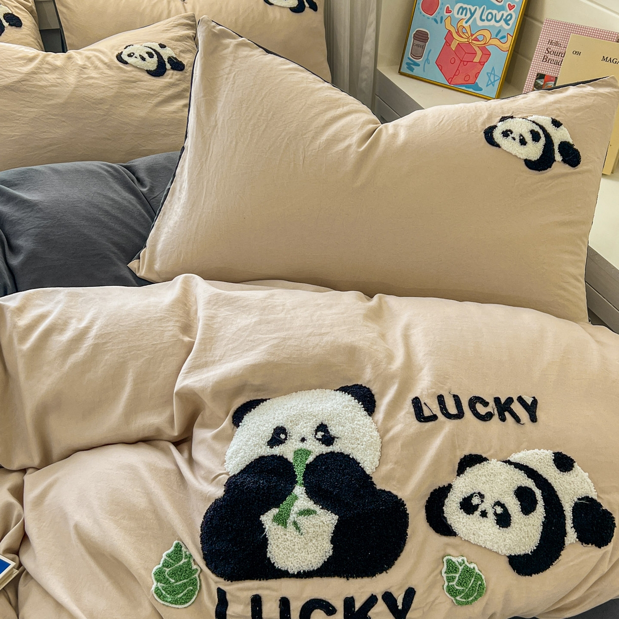 91家纺网 家纺一手货源 找家纺 一比一家纺 2026新款仿棉毛巾绣四件套 米色熊猫