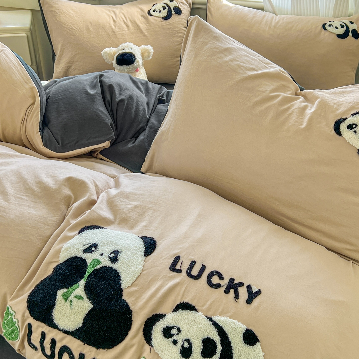 91家纺网 家纺一手货源 找家纺 一比一家纺 2026新款仿棉毛巾绣四件套 米色熊猫
