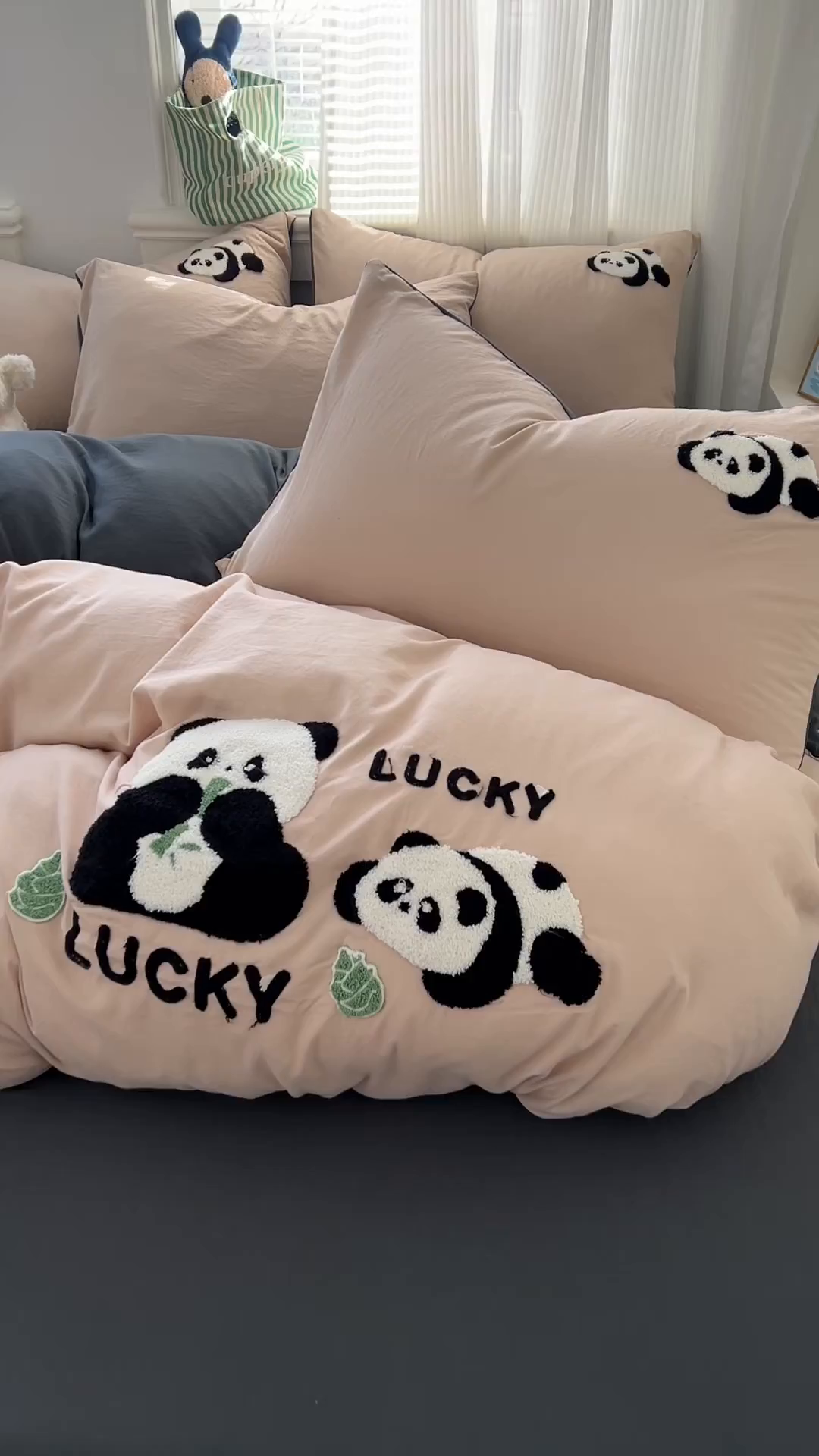 91家纺网 家纺一手货源 找家纺 一比一家纺 2026新款仿棉毛巾绣四件套 米色熊猫