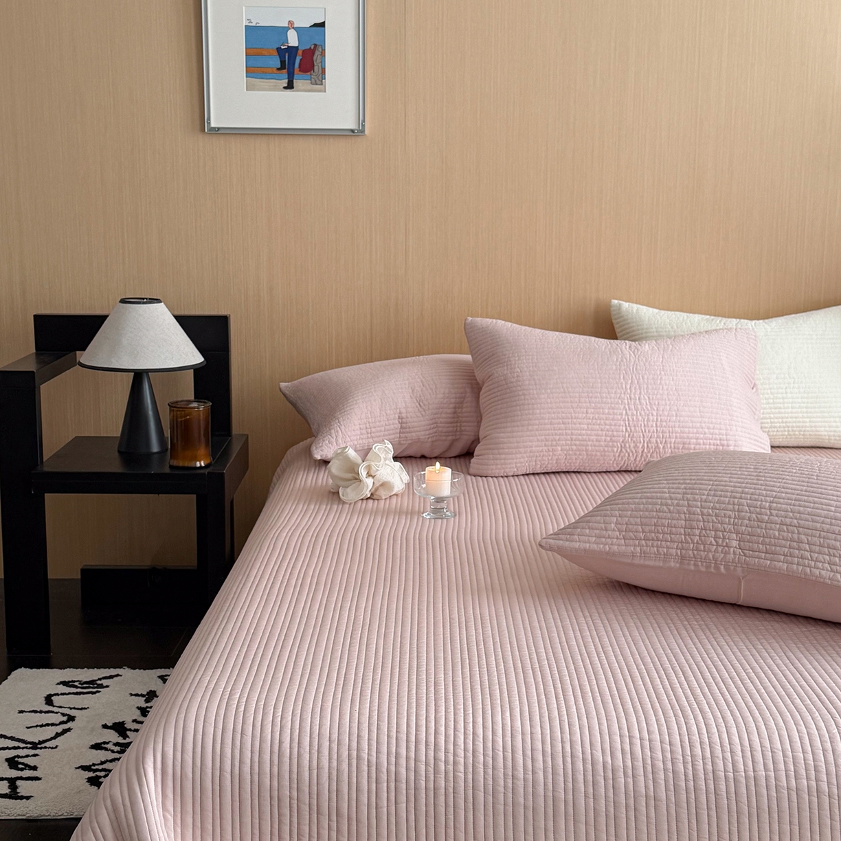 91家纺网 家纺一手货源 找家纺 漫调家纺 2026新款韩国莫代尔夏被床盖系列-宽边直条款 柔粉