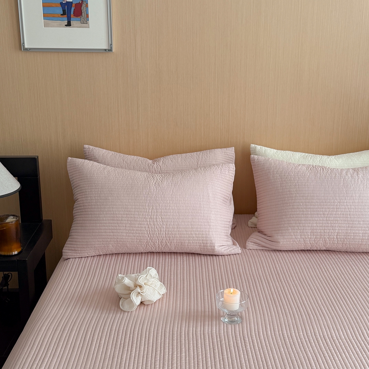 91家纺网 家纺一手货源 找家纺 漫调家纺 2026新款韩国莫代尔夏被床盖系列-宽边直条款 柔粉