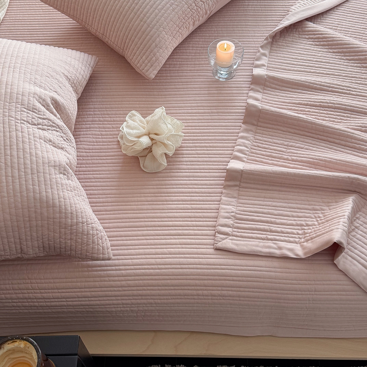 91家纺网 家纺一手货源 找家纺 漫调家纺 2026新款韩国莫代尔夏被床盖系列-宽边直条款 柔粉