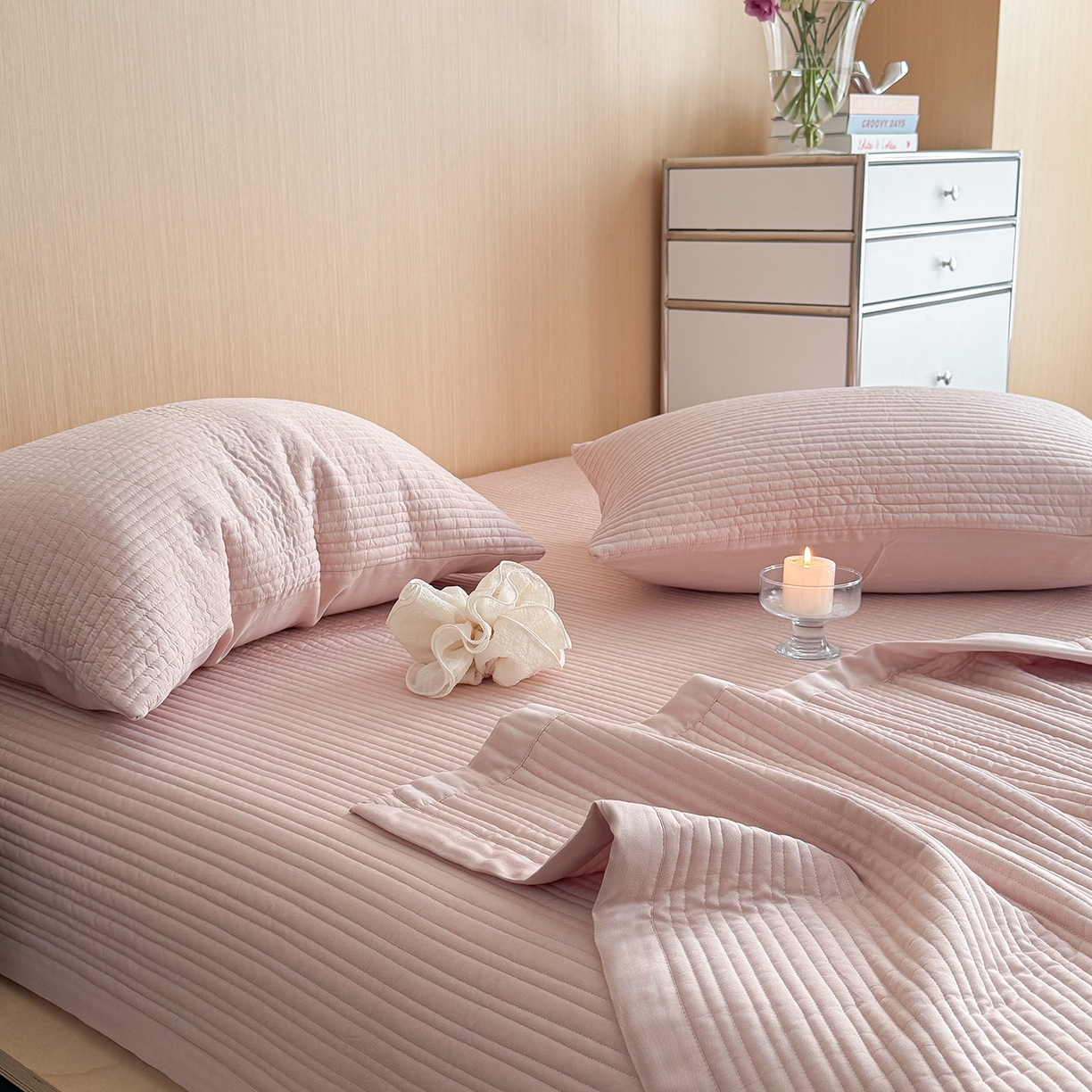 91家纺网 家纺一手货源 找家纺 漫调家纺 2026新款韩国莫代尔夏被床盖系列-宽边直条款 柔粉