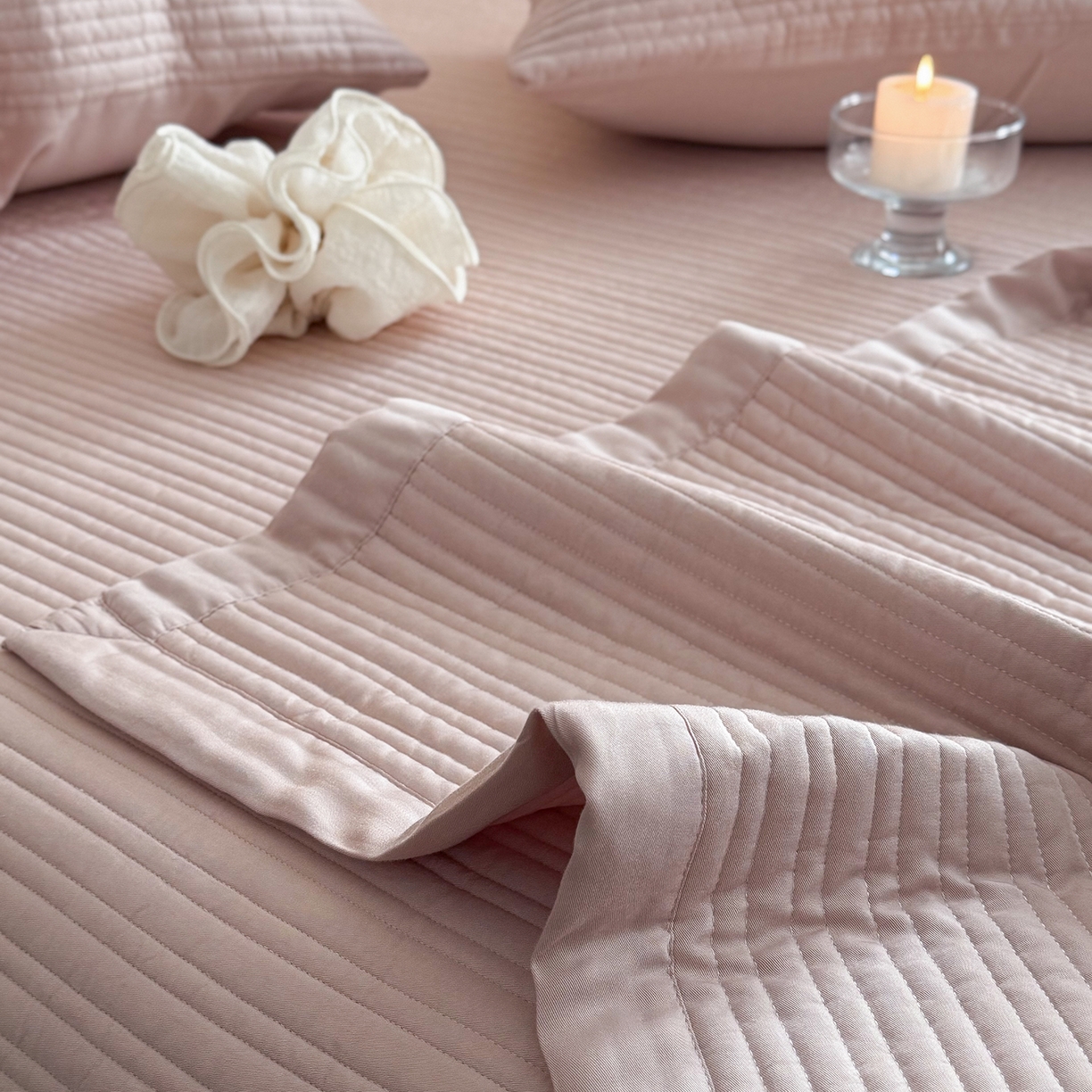 91家纺网 家纺一手货源 找家纺 漫调家纺 2026新款韩国莫代尔夏被床盖系列-宽边直条款 柔粉