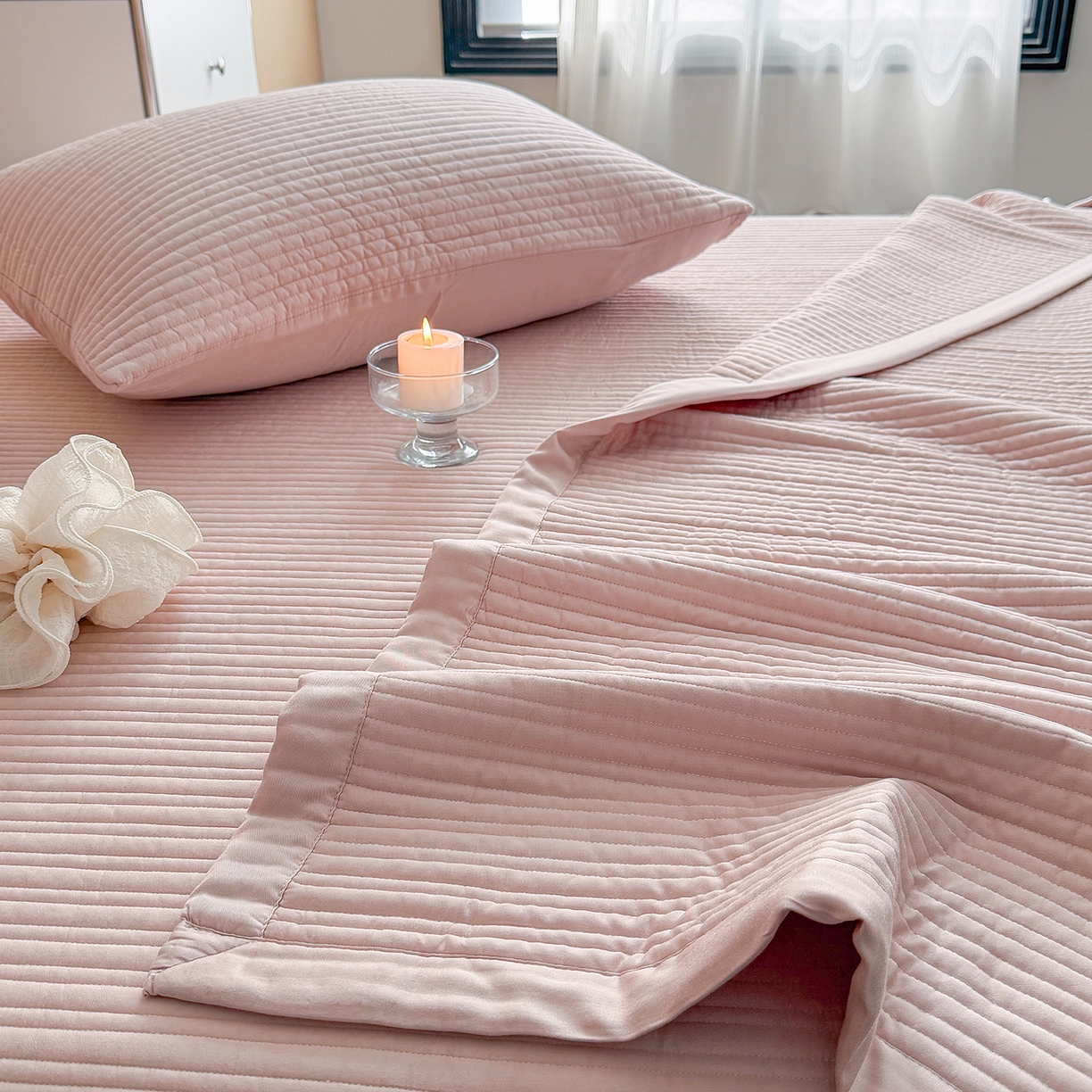 91家纺网 家纺一手货源 找家纺 漫调家纺 2026新款韩国莫代尔夏被床盖系列-宽边直条款 柔粉