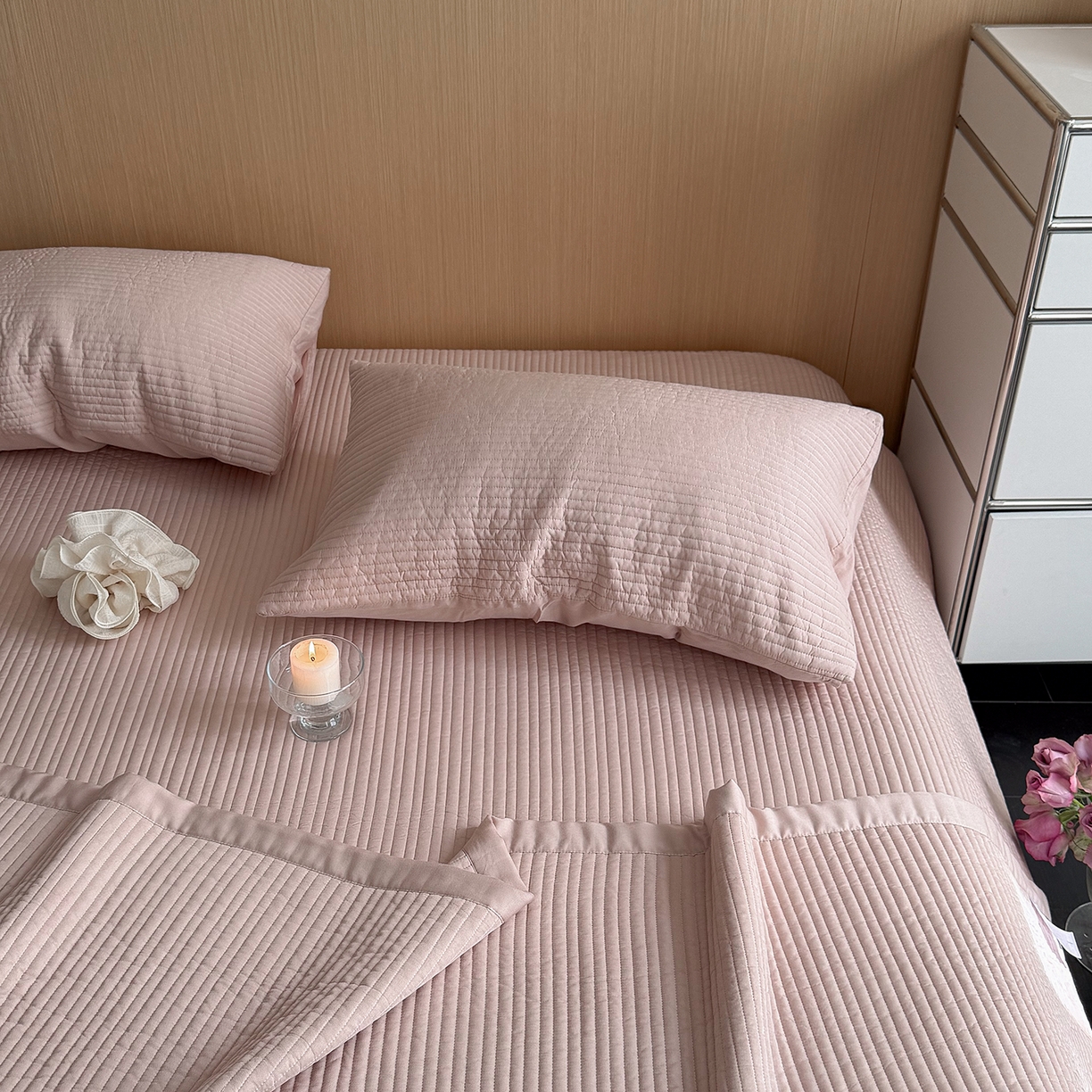 91家纺网 家纺一手货源 找家纺 漫调家纺 2026新款韩国莫代尔夏被床盖系列-宽边直条款 柔粉