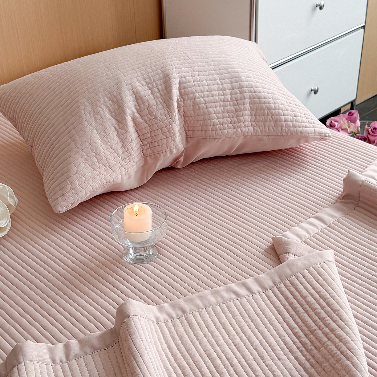 91家纺网 家纺一手货源 找家纺 漫调家纺 2026新款韩国莫代尔夏被床盖系列-宽边直条款 柔粉