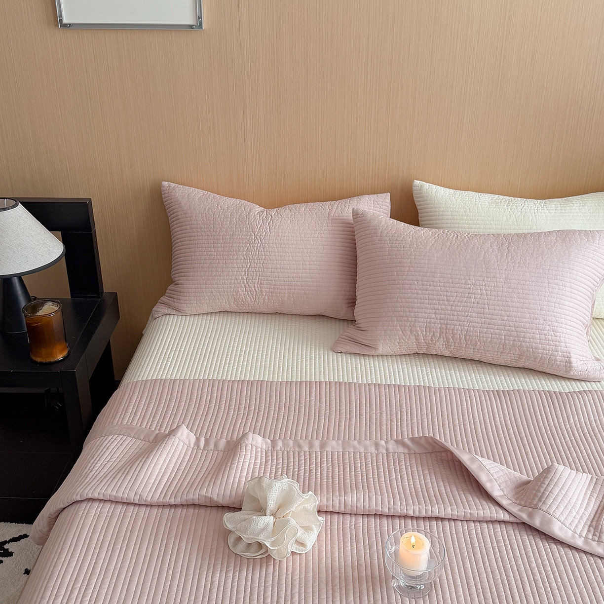 91家纺网 家纺一手货源 找家纺 漫调家纺 2026新款韩国莫代尔夏被床盖系列-宽边直条款 柔粉