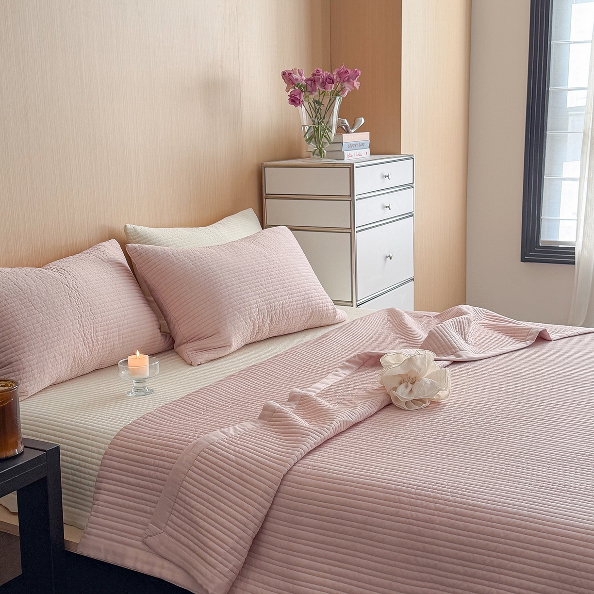 91家纺网 家纺一手货源 找家纺 漫调家纺 2026新款韩国莫代尔夏被床盖系列-宽边直条款 柔粉