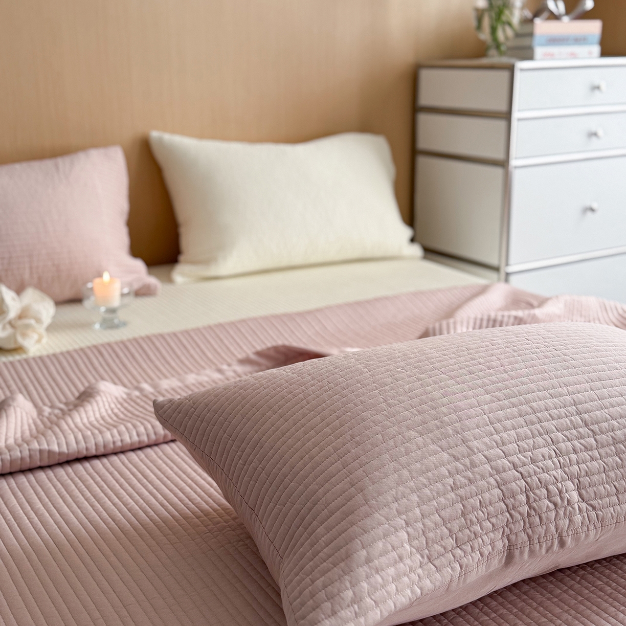 91家纺网 家纺一手货源 找家纺 漫调家纺 2026新款韩国莫代尔夏被床盖系列-宽边直条款 柔粉