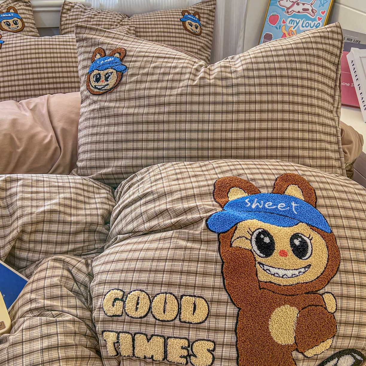 91家纺网 家纺一手货源 找家纺 一比一家纺 2026新款仿棉毛巾绣四件套 棕格布布