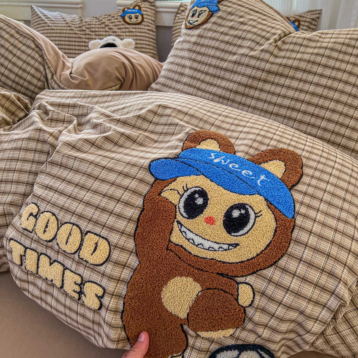 91家纺网 家纺一手货源 找家纺 一比一家纺 2026新款仿棉毛巾绣四件套 棕格布布