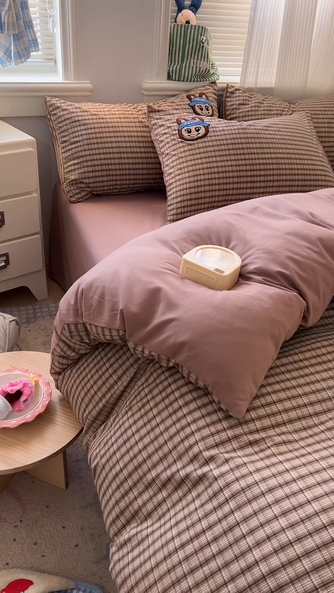 91家纺网 家纺一手货源 找家纺 一比一家纺 2026新款仿棉毛巾绣四件套 棕格布布