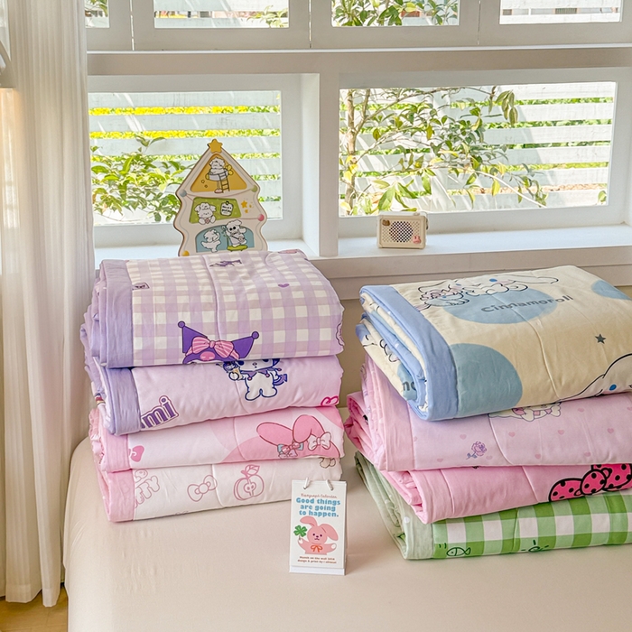 91家纺网 家纺一手货源 找家纺 沐辰 2026春夏新款A类三丽鸥蜡笔小新全棉棉花夏被夏凉被空调被 组合图仅供展示不可下单