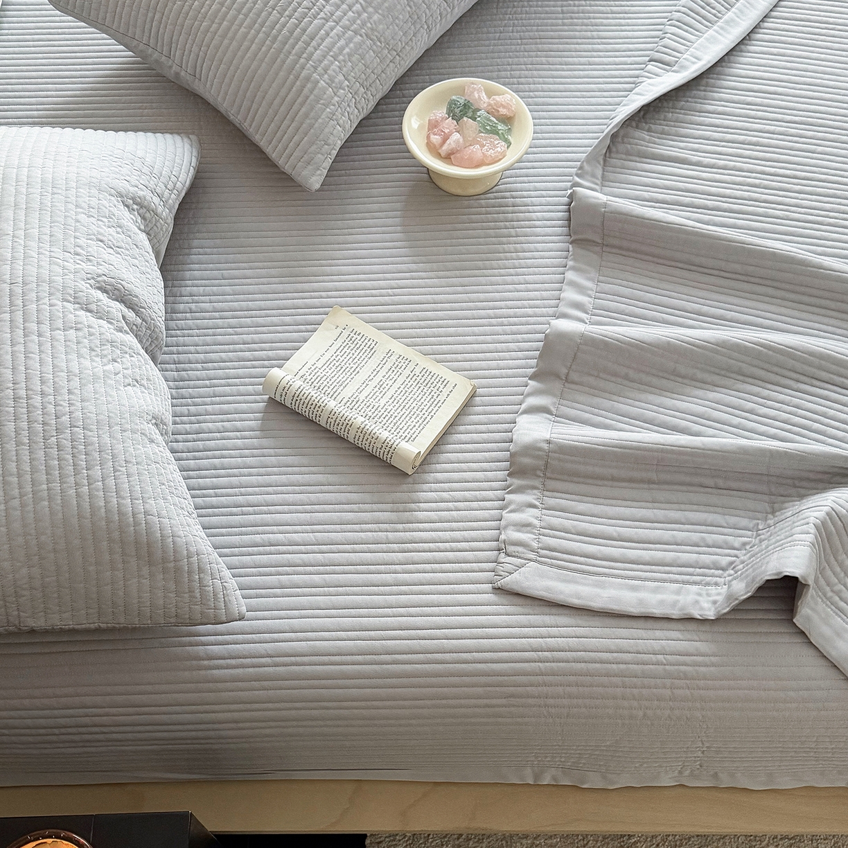 91家纺网 家纺一手货源 找家纺 漫调家纺 2026新款韩国莫代尔夏被床盖系列-宽边直条款 雾灰