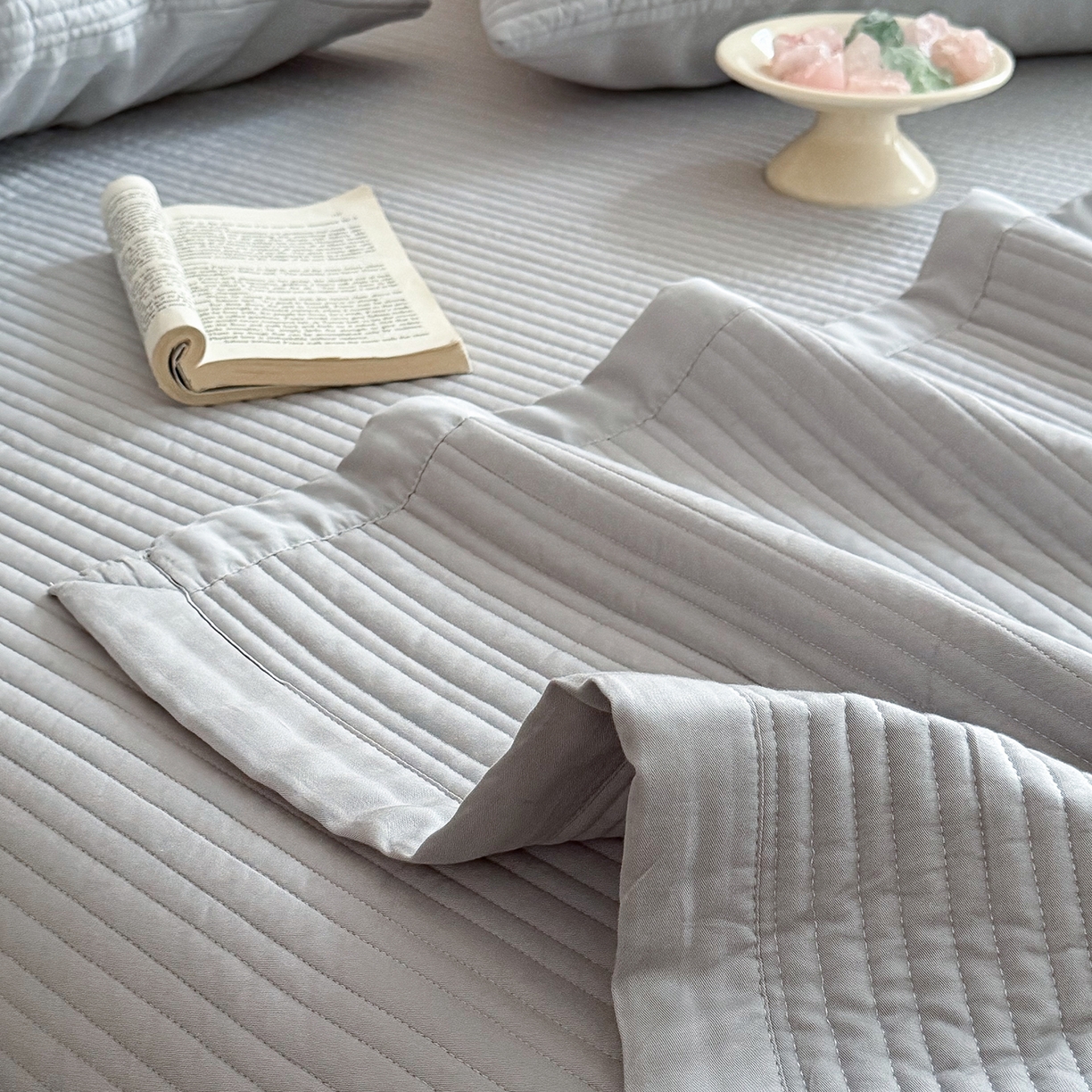 91家纺网 家纺一手货源 找家纺 漫调家纺 2026新款韩国莫代尔夏被床盖系列-宽边直条款 雾灰