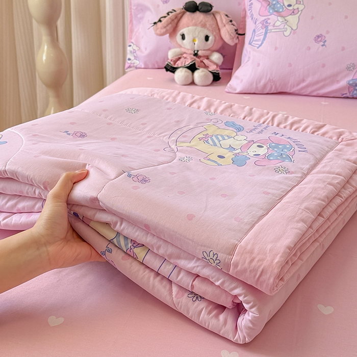91家纺网 家纺一手货源 找家纺 沐辰 2026春夏新款A类三丽鸥蜡笔小新全棉棉花夏被夏凉被空调被 开心美乐蒂
