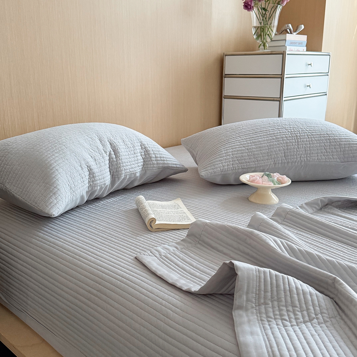 91家纺网 家纺一手货源 找家纺 漫调家纺 2026新款韩国莫代尔夏被床盖系列-宽边直条款 雾灰